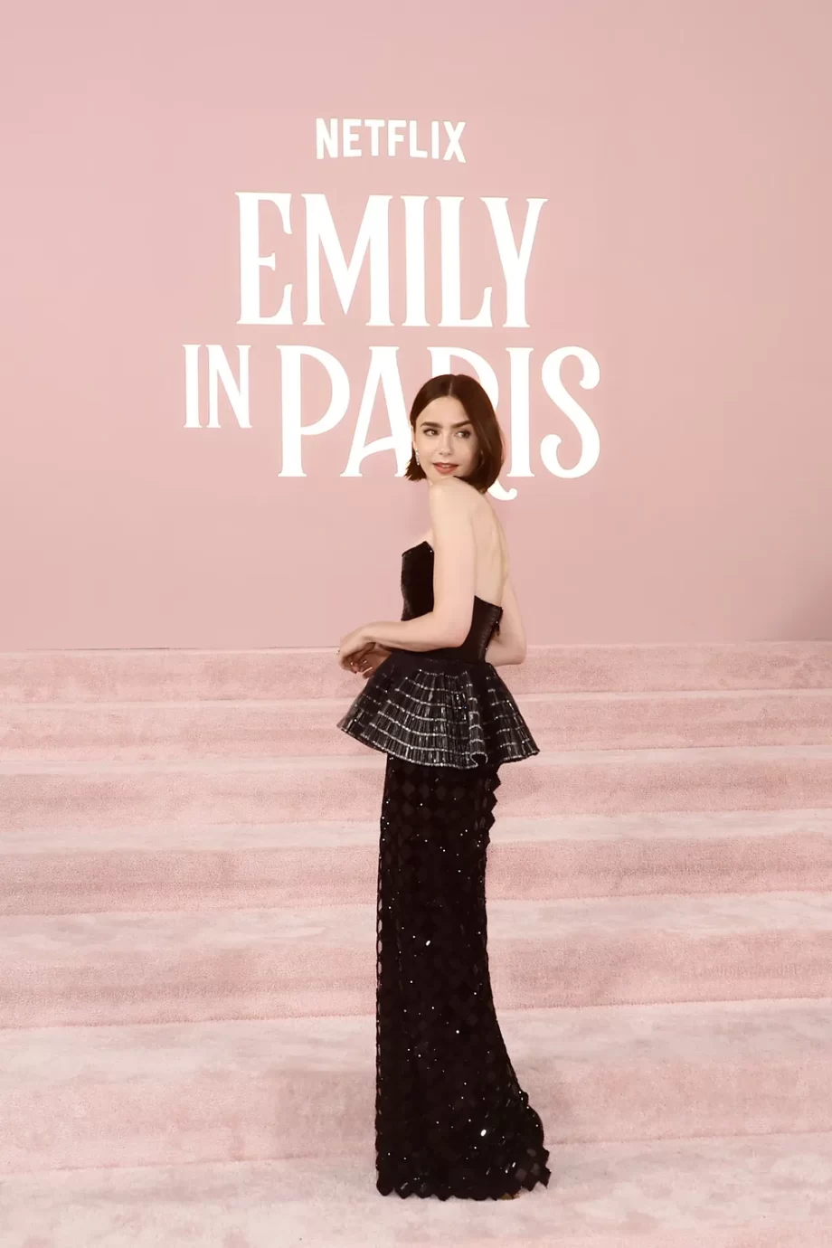 emily-in-couture-lily-collins-brengt-glamour-naar-de-emily-in-paris-premiere-in-een-controversiele-look-310027