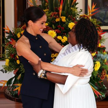 chic-en-zomers-meghan-markle-draagt-een-matching-set-tijdens-bezoek-in-colombia-310320