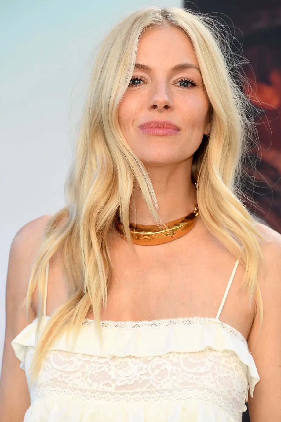 zo-krijg-je-gemakkelijk-het-ultieme-zomerse-boho-kapsel-van-sienna-miller-310449