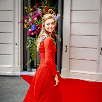 amalia-in-chic-groen-en-alexia-in-robijnrood-op-prinsjesdag-2024-dit-zijn-hun-looks-314315