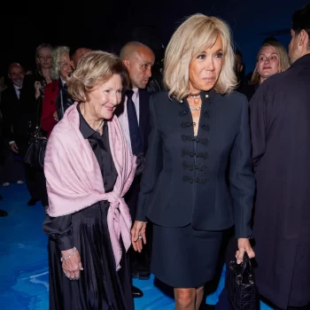 de-franse-first-lady-brigitte-macron-woont-haar-allereerste-dior-show-bij-315407