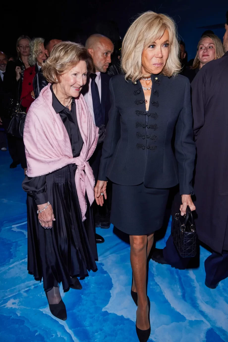 de-franse-first-lady-brigitte-macron-woont-haar-allereerste-dior-show-bij-315407