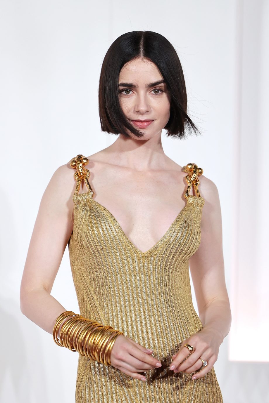 lily-collins-is-de-ultieme-golden-girl-in-schiaparelli-op-de-emily-in-paris-premiere-in-rome-313656