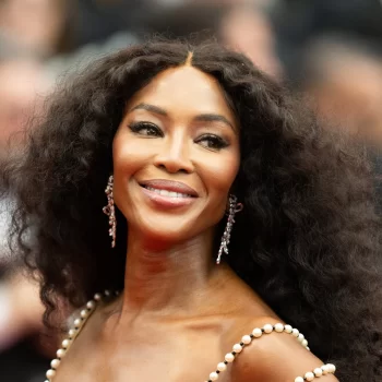 naomi-campbell-gaat-voor-een-frisse-herfstlook-met-de-beachy-bob-313080