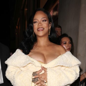 rihanna-bewijst-dat-een-comfortabele-badjas-ook-geschikt-is-als-chique-avondlook-314497