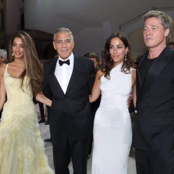 dubbeldate-amal-en-george-clooney-en-brad-pitt-en-ines-de-ramon-poseren-samen-in-venetie-312343