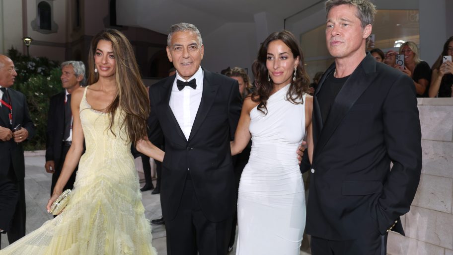 dubbeldate-amal-en-george-clooney-en-brad-pitt-en-ines-de-ramon-poseren-samen-in-venetie-312343