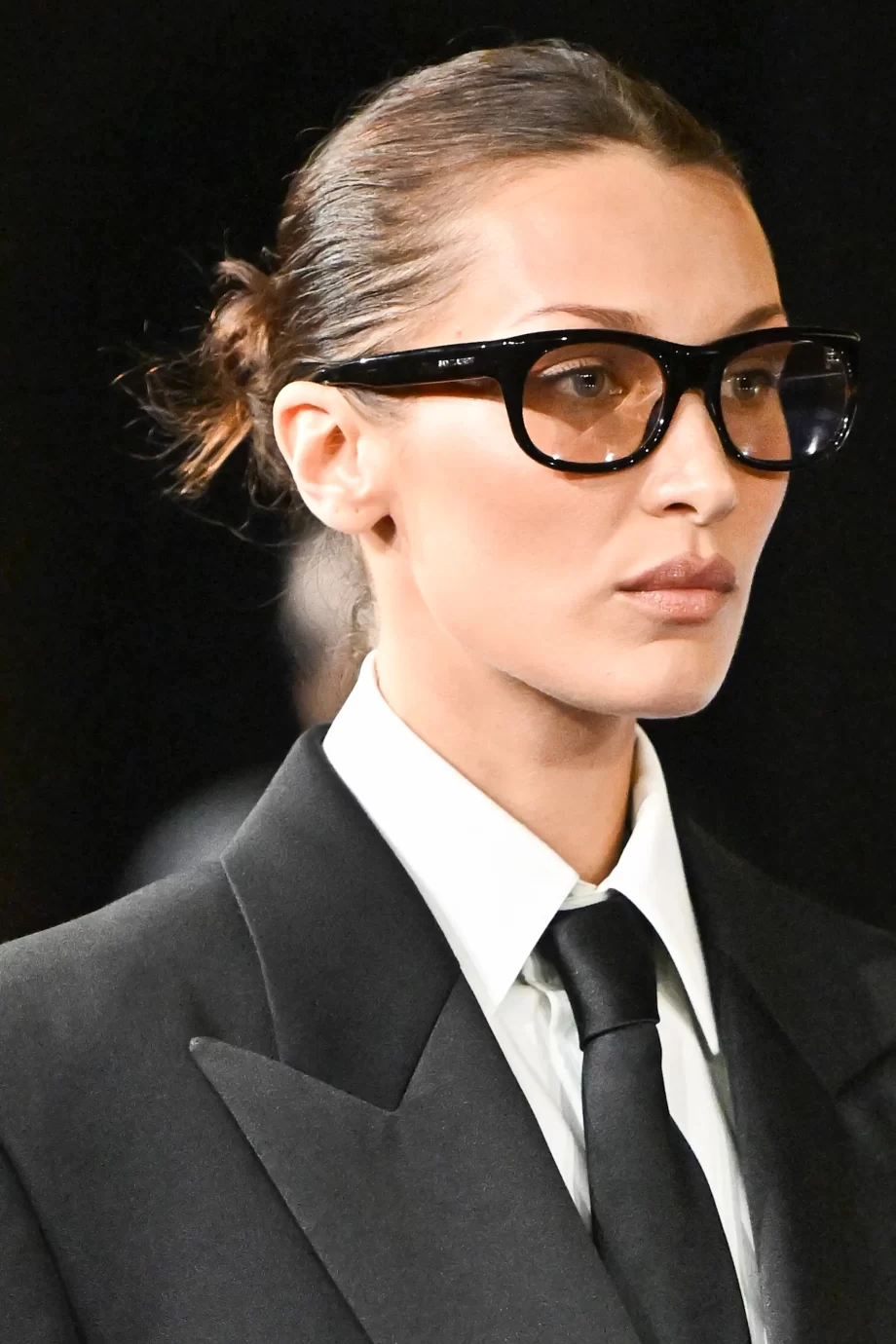 bella-hadid-maakt-haar-comeback-op-de-catwalk-van-saint-laurent-in-parijs-315318