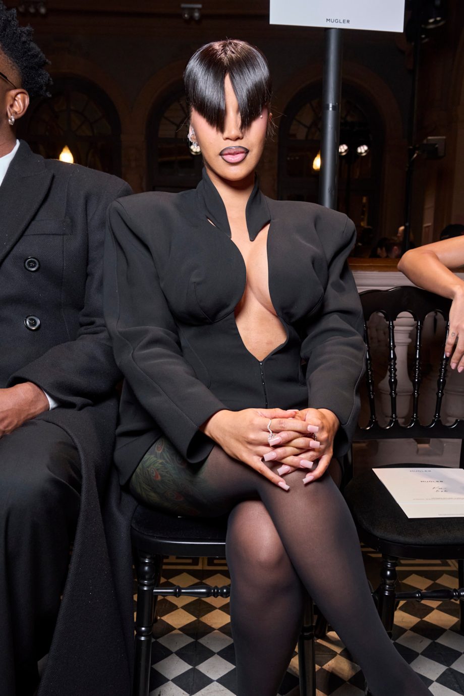 cardi-b-zat-front-row-bij-mugler-maar-zag-door-haar-kapsel-waarschijnlijk-niet-veel-van-de-show-315722