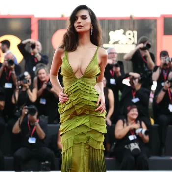 emily-ratajkowski-brengt-brat-groen-naar-de-rode-loper-van-venetie-in-vintage-gucci-312296