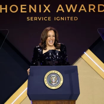 kamala-harris-nieuwste-campagnelook-is-haar-meest-betekenisvolle-outfit-tot-nu-toe-314029