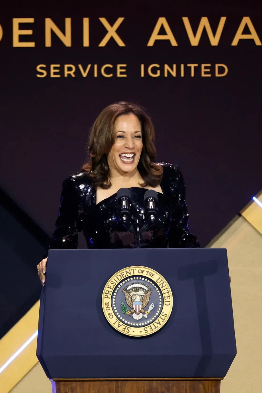 kamala-harris-nieuwste-campagnelook-is-haar-meest-betekenisvolle-outfit-tot-nu-toe-314029