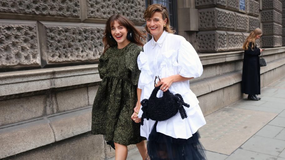 trenchcoats-kilts-en-ruiten-de-beste-streetstylelooks-van-london-fashion-week-lente-zomer-2025-314262