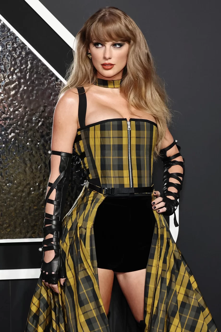 taylor-swift-geeft-cher-horowitz-iconische-clueless-look-een-punkrock-twist-bij-de-vmas-313745