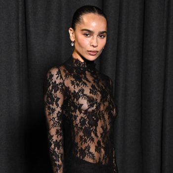 zoe-kravitz-maakt-de-naked-dress-ongelofelijk-chic-bij-de-saint-laurent-show-in-parijs-315327