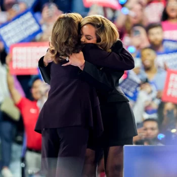 beyonce-steunt-kamala-harris-publiekelijk-tijdens-een-bijeenkomst-in-houston-320192