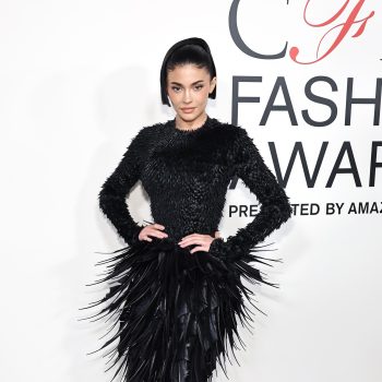 kylie-jenner-draagt-een-van-de-beste-couturesamenwerkingen-tijdens-de-cfda-awards-320419