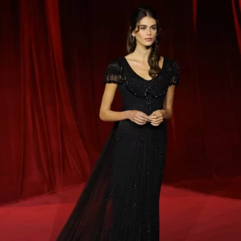 kaia-gerber-heeft-een-audrey-hepburn-moment-in-vintage-givenchy-couture-tijdens-het-academy-museum-gala-319038