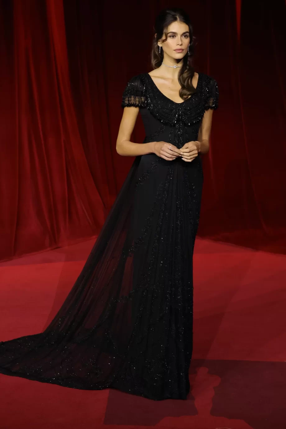 kaia-gerber-heeft-een-audrey-hepburn-moment-in-vintage-givenchy-couture-tijdens-het-academy-museum-gala-319038