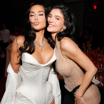 kim-kardashian-en-kylie-jenner-delen-een-liefde-voor-vintage-van-deze-ontwerper-319090