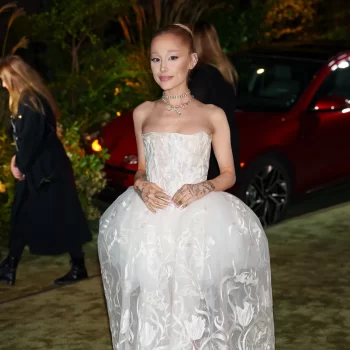 ariana-grande-laat-zien-hoe-je-winter-whites-op-de-chicste-manier-draagt-320818