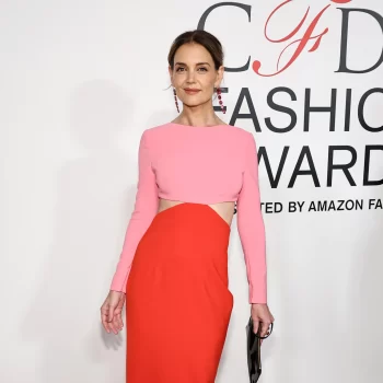 katie-holmes-brengt-colorblocking-terug-op-de-rode-loper-bij-de-cfda-awards-2024-320478