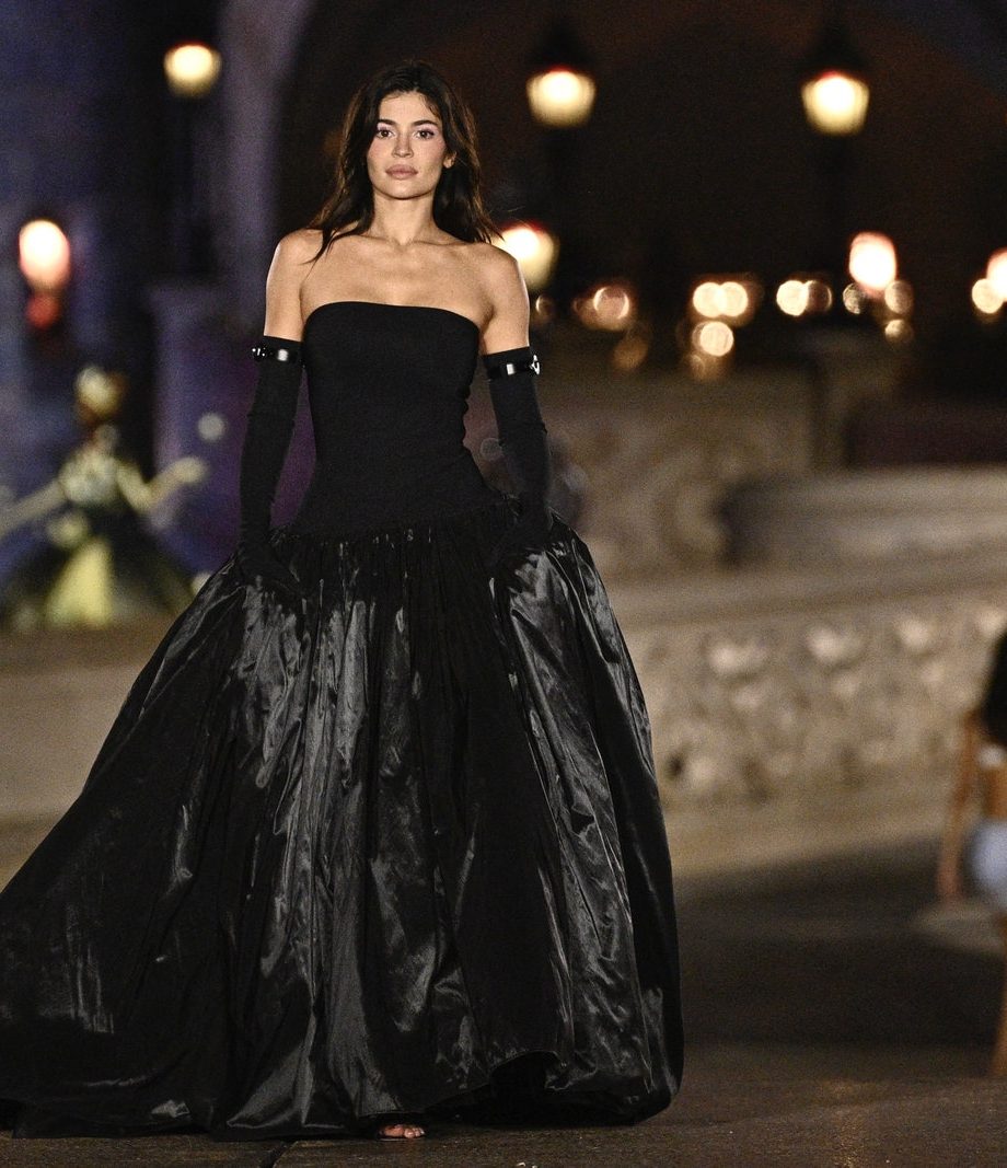 kylie-jenner-sluit-de-show-van-coperni-in-disneyland-parijs-af-316273