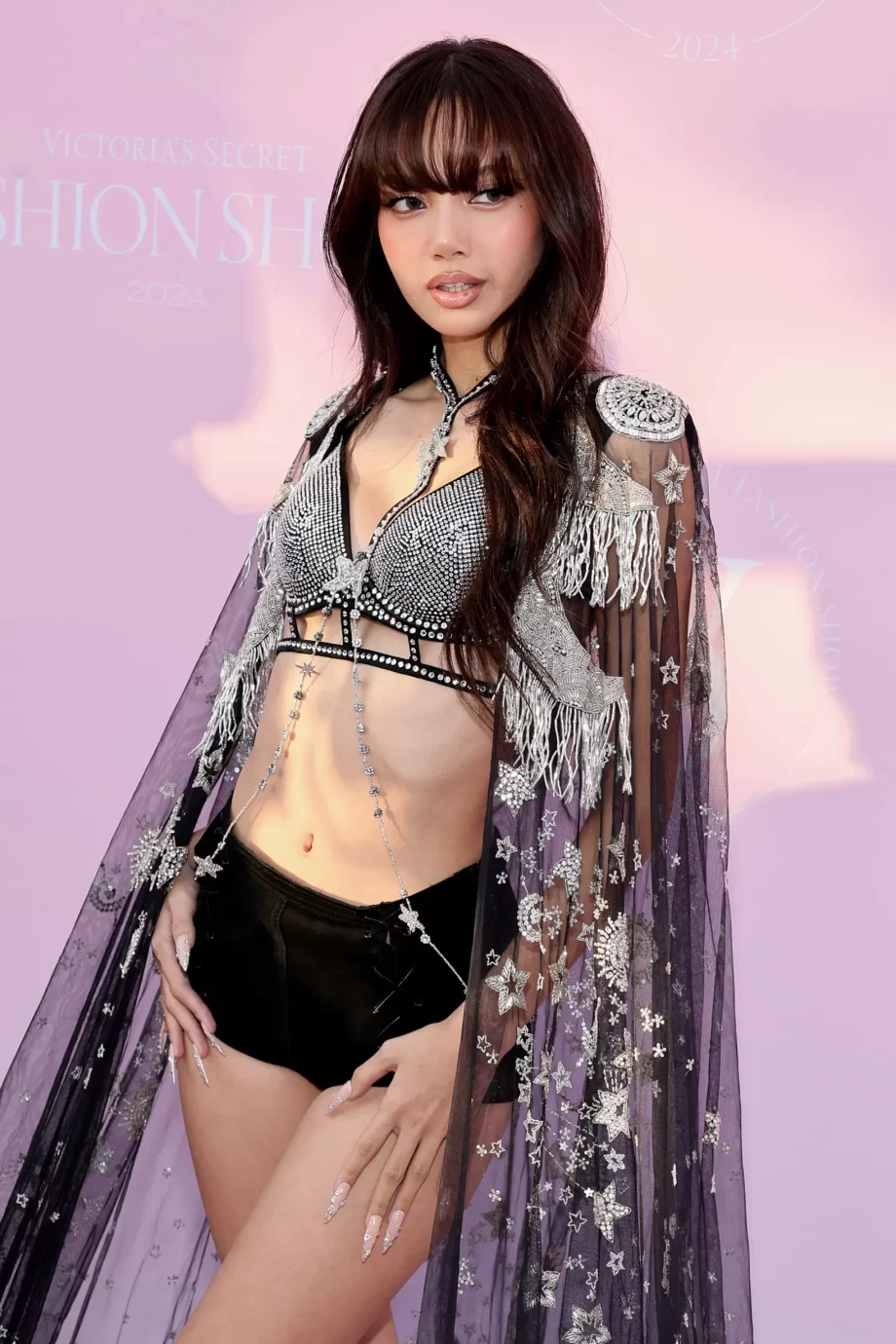 blackpinks-lisa-draagt-bij-de-victorias-secret-show-een-lingerielook-rechtstreeks-uit-het-archief-318237