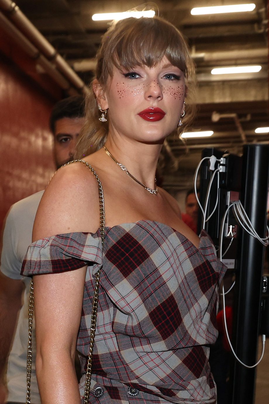 iedereen-heeft-het-over-de-glitter-freckles-van-taylor-swift-maar-kunnen-we-het-ook-even-over-haar-laarzen-hebben-317216