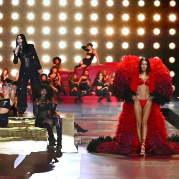 de-victorias-secret-fashion-show-is-terug-een-kijkje-in-het-met-veren-bezaaide-modespektakel-318238