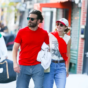 gigi-hadid-en-bradley-cooper-maken-een-zeldzame-verschijning-in-matching-looks-322357