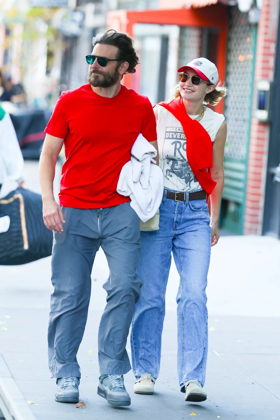 gigi-hadid-en-bradley-cooper-maken-een-zeldzame-verschijning-in-matching-looks-322357