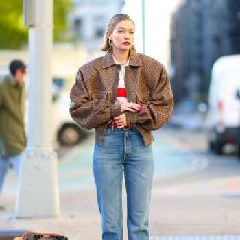 van-loafers-tot-poloshirts-gigi-hadid-volgt-de-trends-van-dit-seizoen-op-haar-eigen-manier-323106