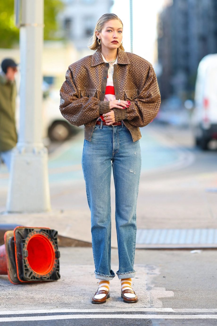 van-loafers-tot-poloshirts-gigi-hadid-volgt-de-trends-van-dit-seizoen-op-haar-eigen-manier-323106