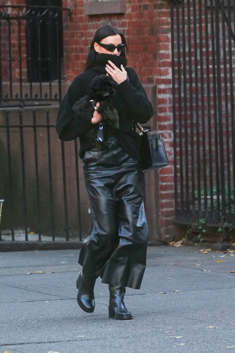 irina-shayk-combineert-een-klassieke-uptown-tas-met-een-edgy-downtown-outfit-323711