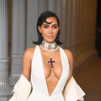 kim-kardashian-draagt-prinses-dianas-iconische-ketting-op-het-lacma-gala-321199