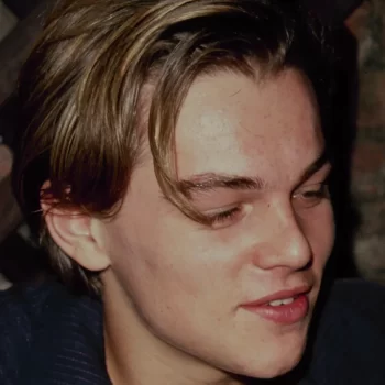 leonardo-dicaprio-is-50-jaar-tijd-om-te-genieten-van-looks-uit-de-jaren-negentig-322205