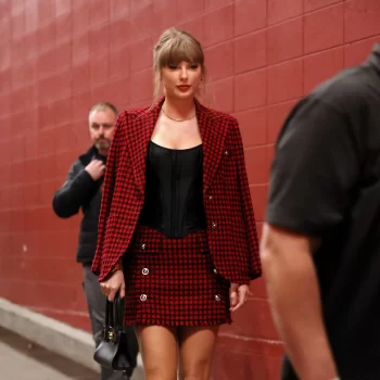 taylor-swift-grijpt-tijdens-wedstrijd-van-travis-kelce-terug-naar-de-jaren-negentig-in-rokpak-van-versace-322138