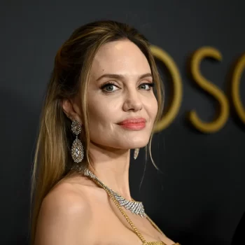 angelina-jolie-en-zoon-knox-verschijnen-verrassend-samen-bij-de-governors-awards-323552