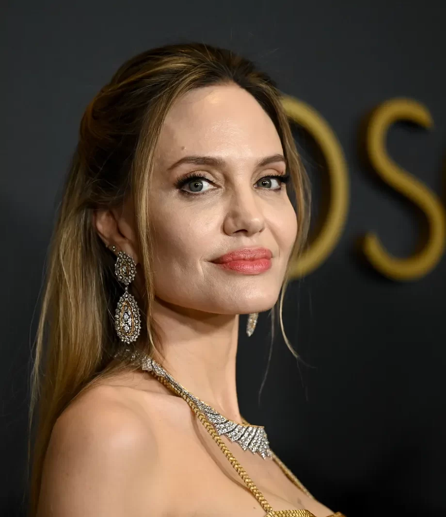 angelina-jolie-en-zoon-knox-verschijnen-verrassend-samen-bij-de-governors-awards-323552