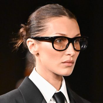 bella-hadid-heeft-nu-een-grungy-pony-a-la-andy-sachs-uit-the-devil-wears-prada-322618