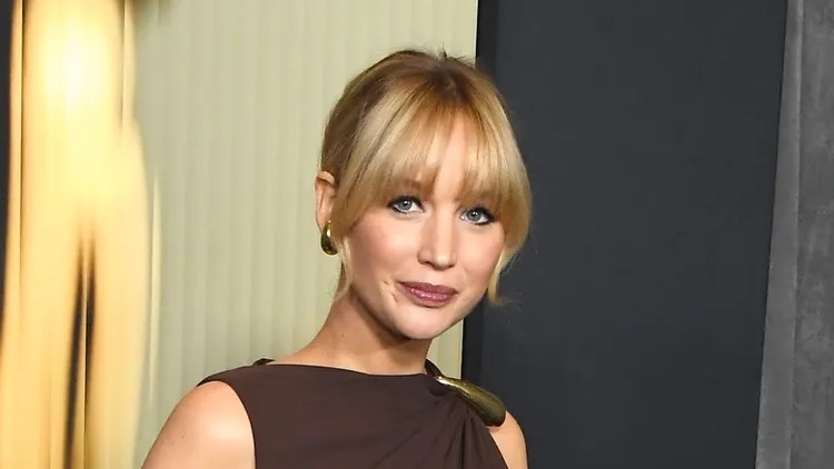 Jennifer Lawrence schittert met haar groeiende babybump op de rode loper