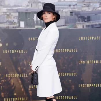 jennifer-lopez-hult-zich-volledig-in-dior-met-de-chicste-freaky-schoen-van-dit-jaar-321927