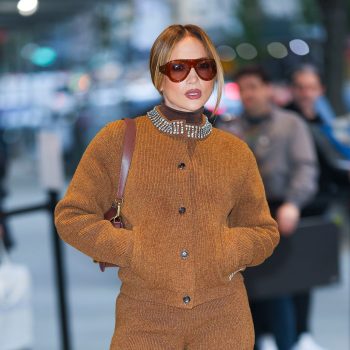 jennifer-lopez-omarmt-de-pumpkin-spice-look-voor-de-herfst-321395