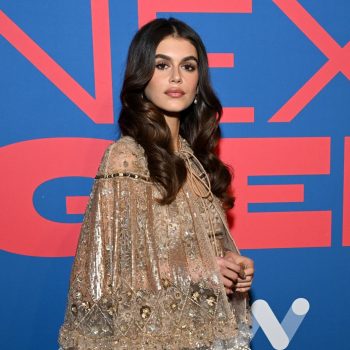 kaia-gerber-maakt-haar-valentino-look-compleet-met-gedurfde-kniekousen-324132