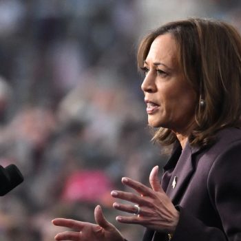 kamala-harris-houdt-emotionele-toespraak-na-haar-verlies-in-de-presidentsverkiezingen-tegen-trump-321749