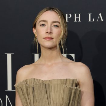 de-jurk-van-saoirse-ronan-lijkt-wel-gemaakt-van-papier-op-de-chicste-manier-ooit-323941