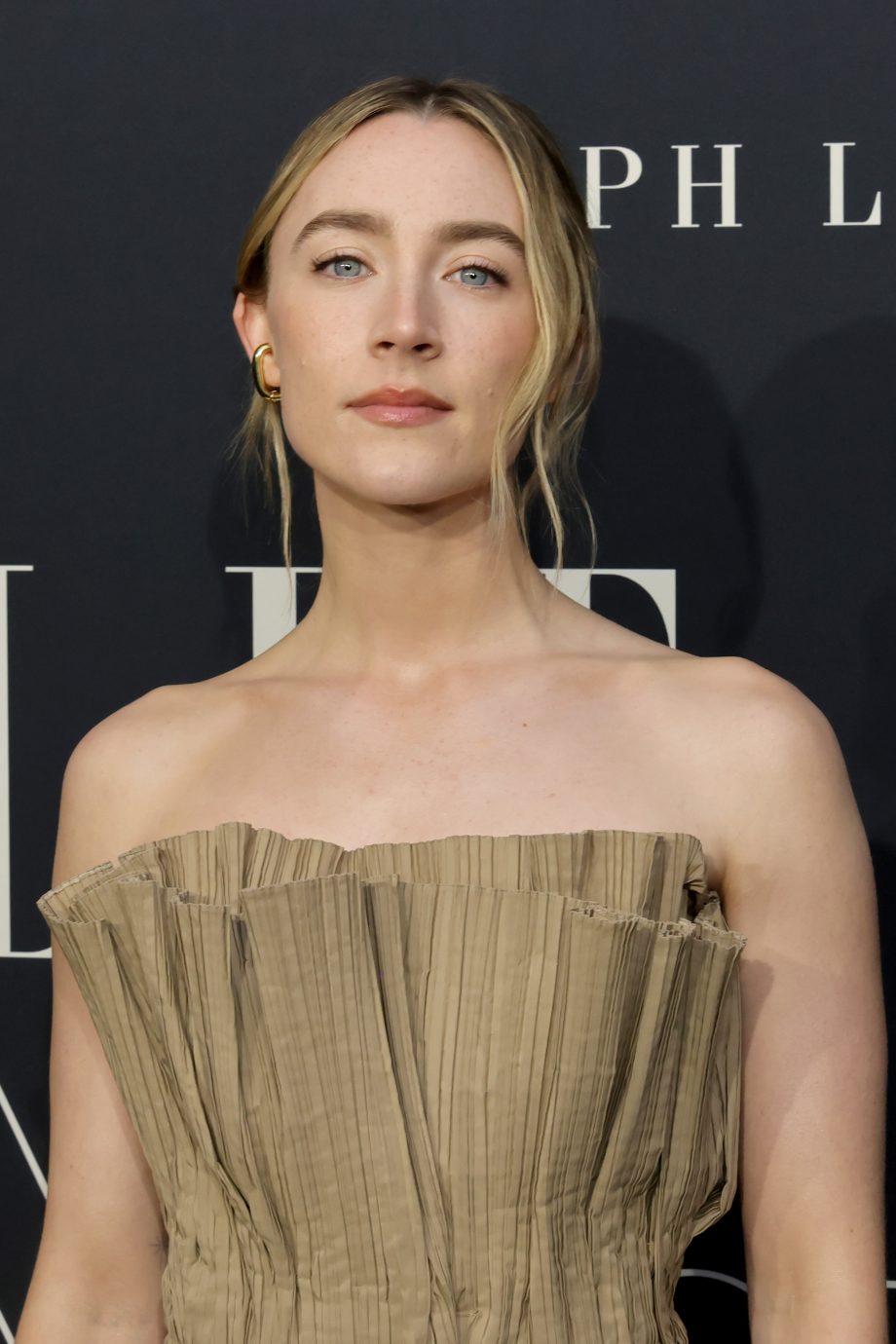 de-jurk-van-saoirse-ronan-lijkt-wel-gemaakt-van-papier-op-de-chicste-manier-ooit-323941