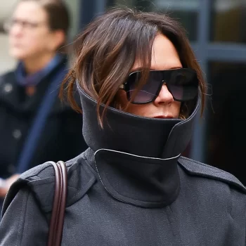 victoria-beckham-draagt-een-van-de-populairste-jassen-van-de-herfst-322858