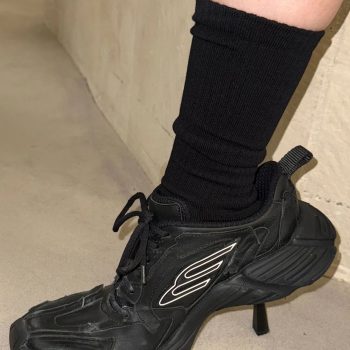 balenciaga-introduceert-unieke-schoenen-een-combinatie-van-een-sneaker-en-een-stiletto-325516